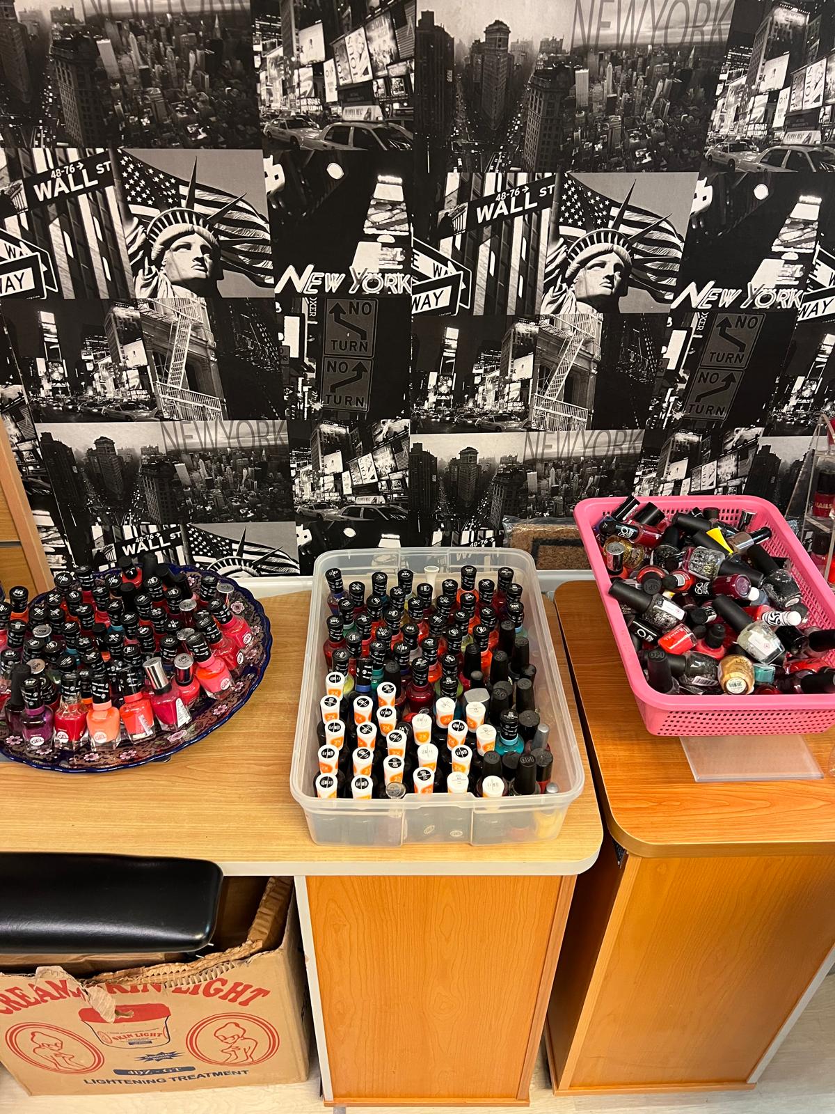 Nail polish bulk table