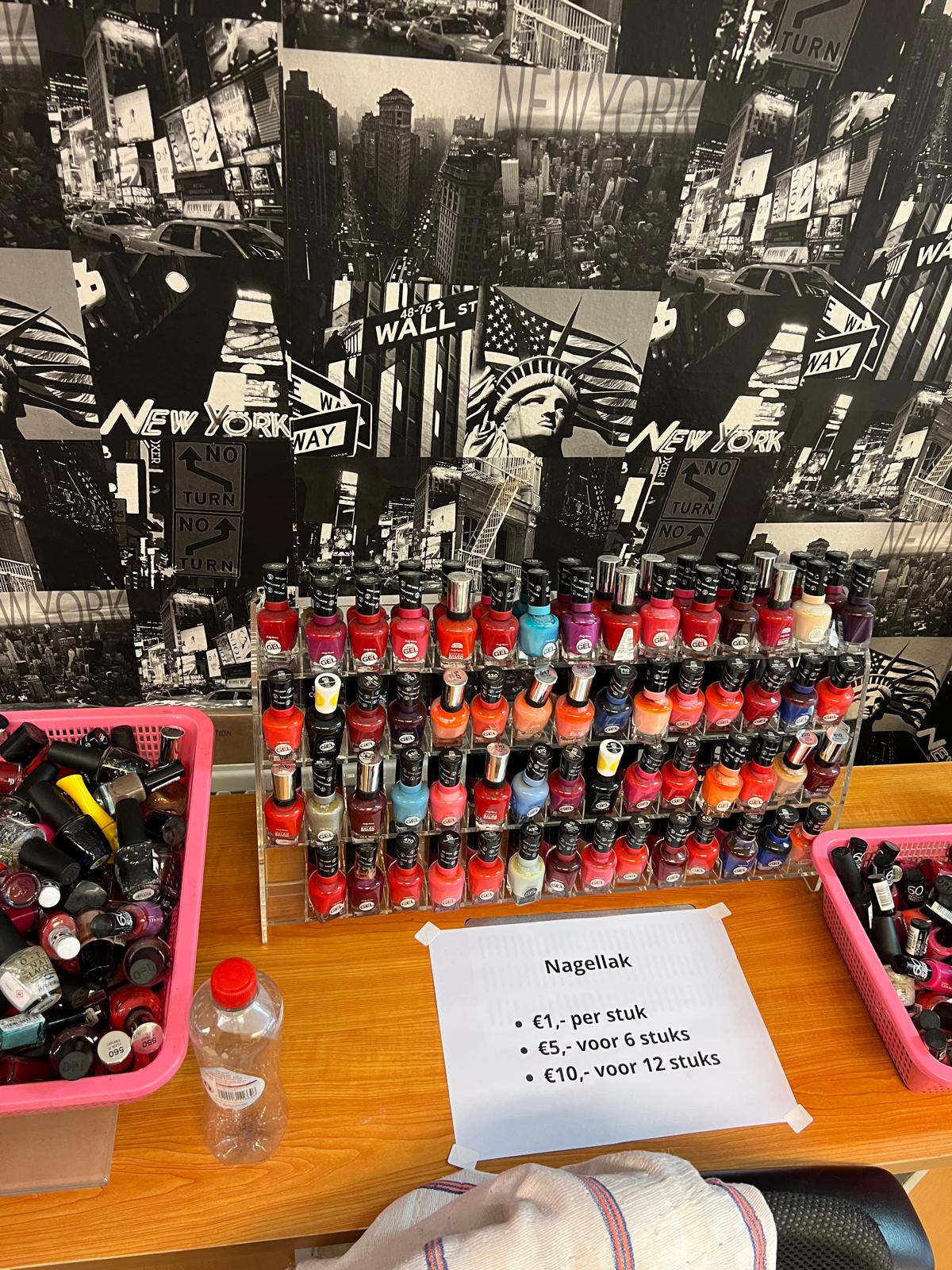 Nail polish pricing display